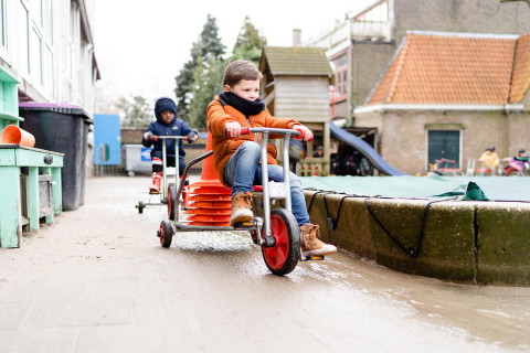 Buiten spelen op de skelter