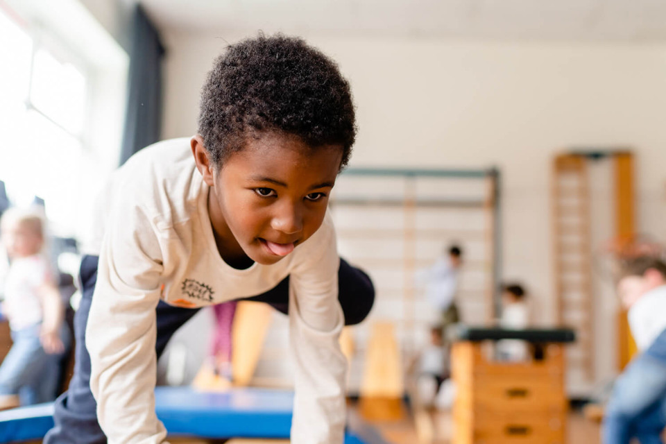 Tong naar buiten tijdens gym